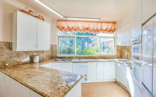 StayAU Spacious 6BR McKinnon Pool Home