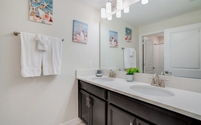 1566plunker 4 Bedroom Townhouse by RedAwning