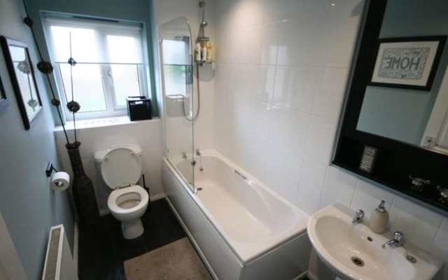Contractorscleancharming 2-bed House in Coventry