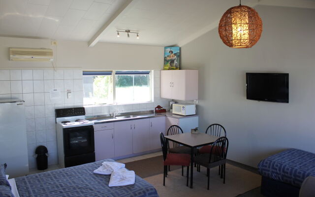 Jack & Di's Lakefront Motel