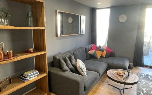 Harbourside Hideaway - Superb Flat With Terrace