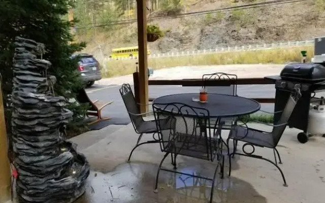 Ponderosa Pines Inn and Cabins