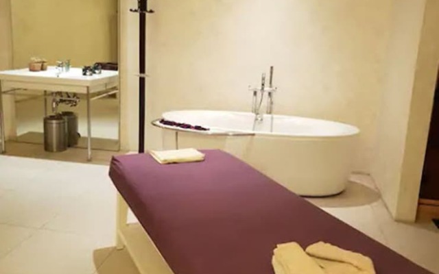 Azure Luxury City Suites by VacationsPH