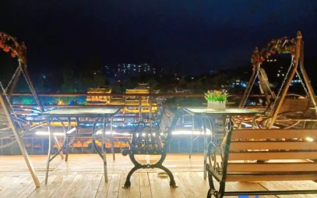 Phoenix Yixiao Qingcheng River View Homestay