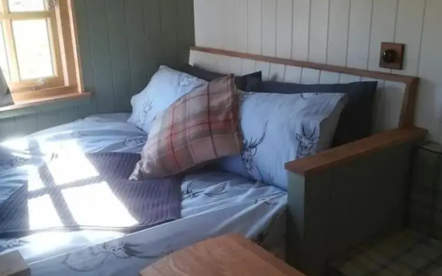 Gaggle Of Geese Pub & Shepherd Huts