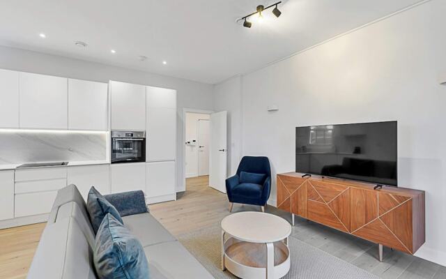Sunny 2-bed Flat in Chiswick