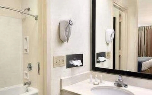 Baymont Inn and Suites - Florence