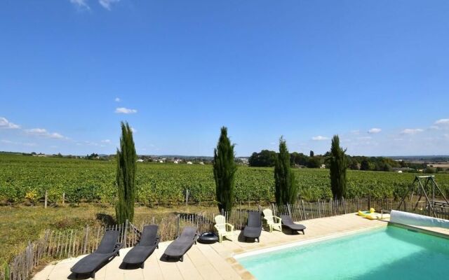 Vintage Farmhouse in Vinzelles with Pool
