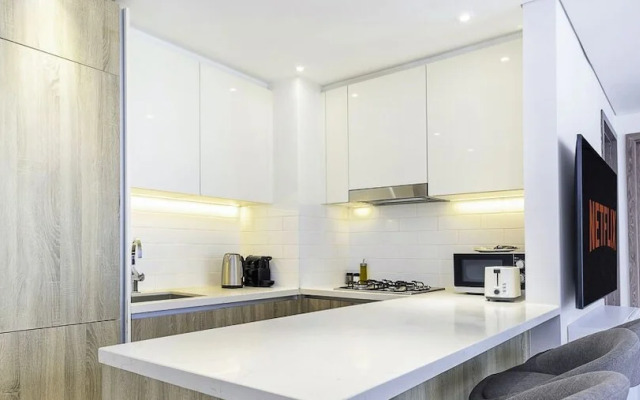 LUX Contemporary Suite Marina View 6