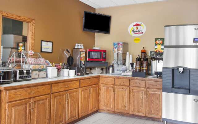 Super 8 by Wyndham Clear Lake