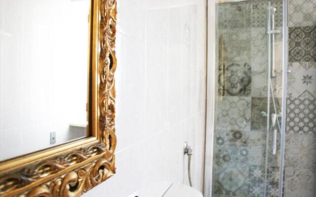 Le Rose Suite Apartments