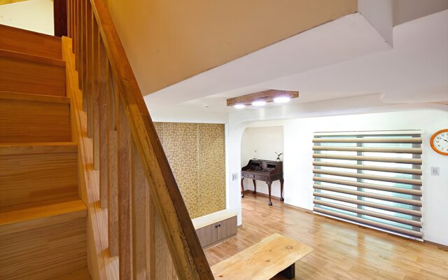 Yeosu Tirol Pension