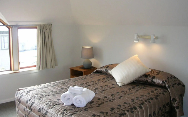 Les Troupes Apartments