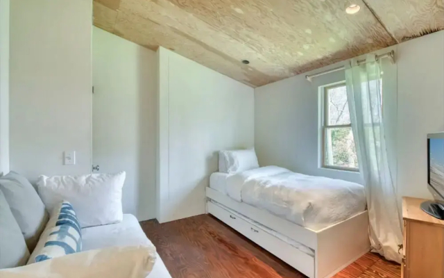 Spacious 5-br 4-bath Pool in East Hamptons