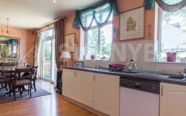Beautiful 4-bed House in Sutton