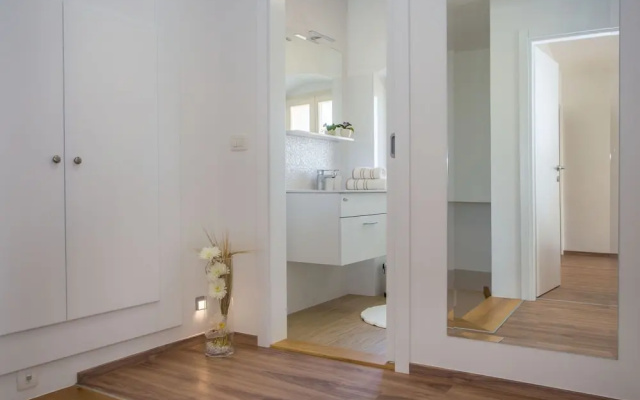 Modern and Tastefully Decorated Holiday Home With Garden, Near Porec and the Beach - Cottages_and_Houses in Porec - Photo 2