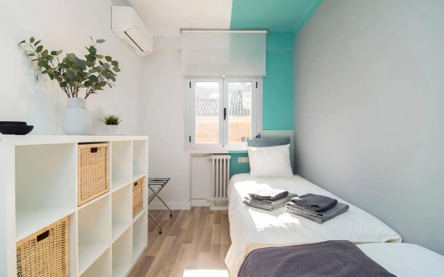 Sunny Apartment at the foot of Royal Palace by Batuecas