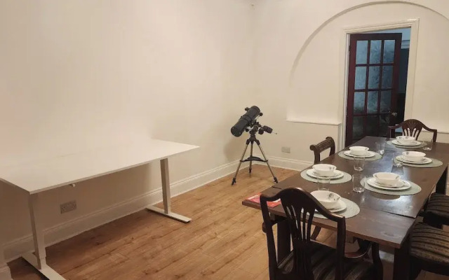 Charming Luton Home for Families & Business Stays