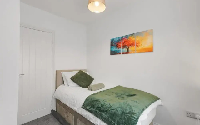 3 Bedroom House With Free Parking