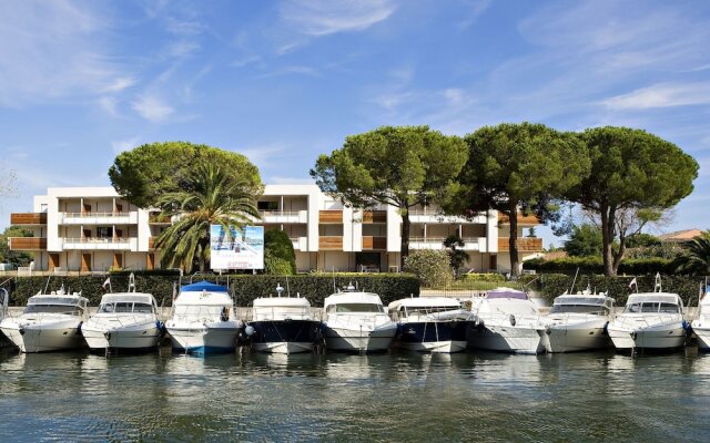 Luxury Apartment with Large Terrace Located on a Marina