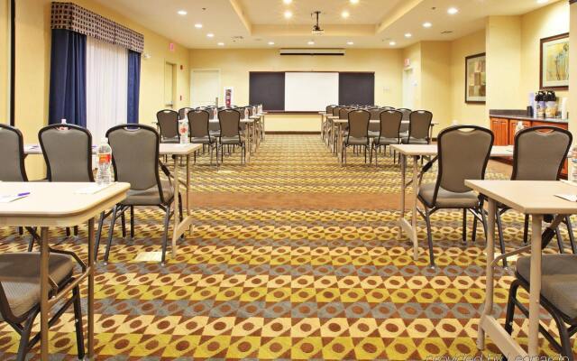 Holiday Inn Express Inn & Suites Searcy by IHG