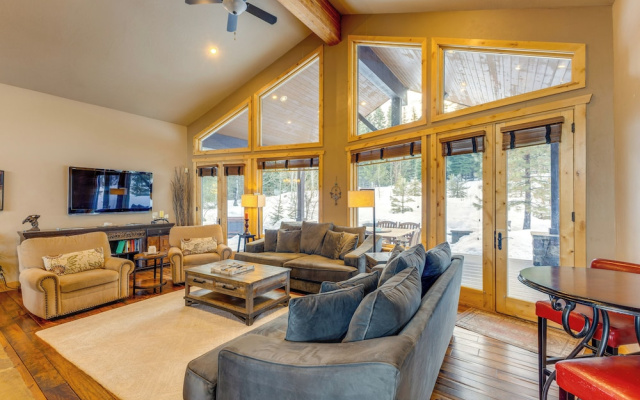 Ski-in/ski-out! Mtn-view Donnelly Home w/ Hot Tub