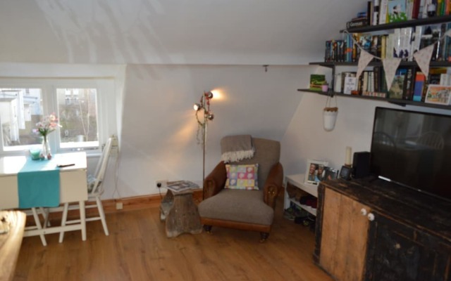 Top Floor Central 2 Bedroom Apartment
