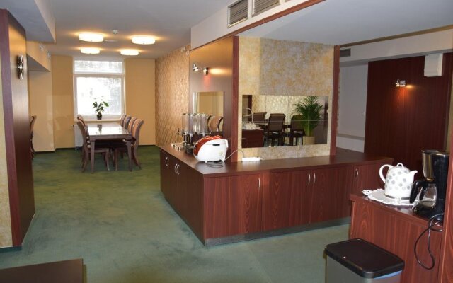 Empire Hotel