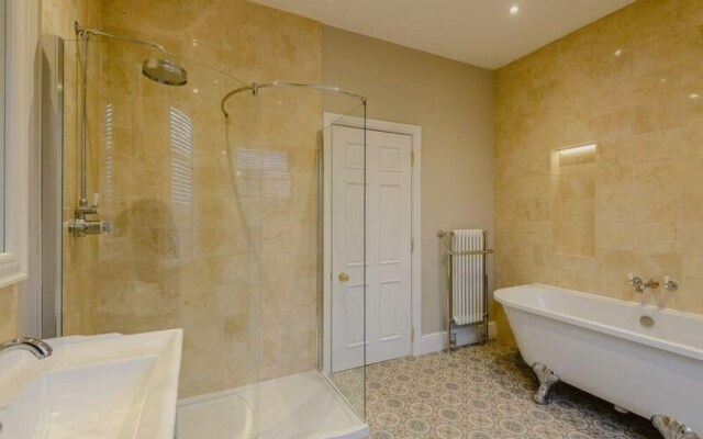 Luxury Listed Townhouse 350 Yds From Racecourse