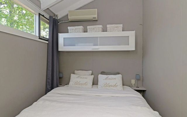 Stylish Bungalow With Gorgeous Location on Reeuwijk Lake