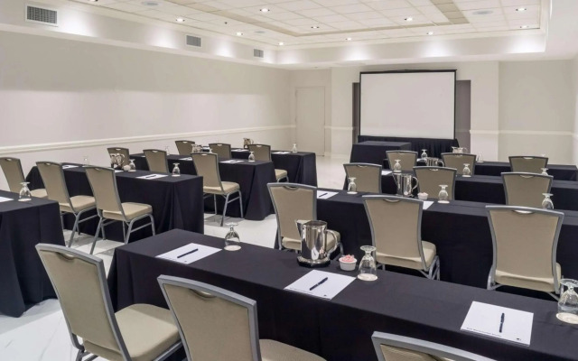 DoubleTree by Hilton Grand Hotel Biscayne Bay