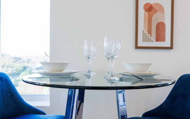 North West London Studio Apartment - Sleeps 3