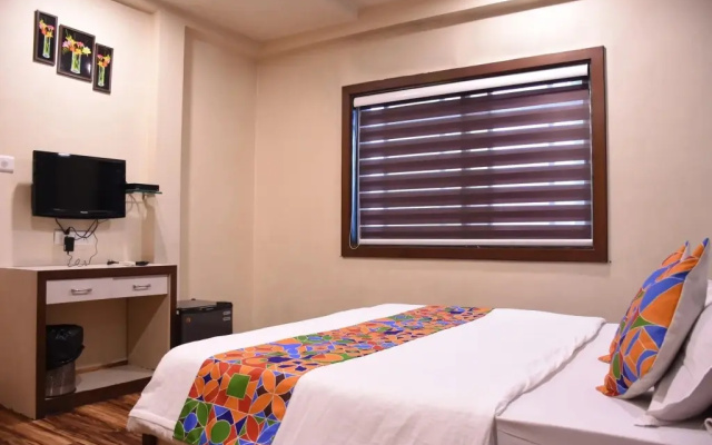 OYO Premium AB Road Bhavarkuan