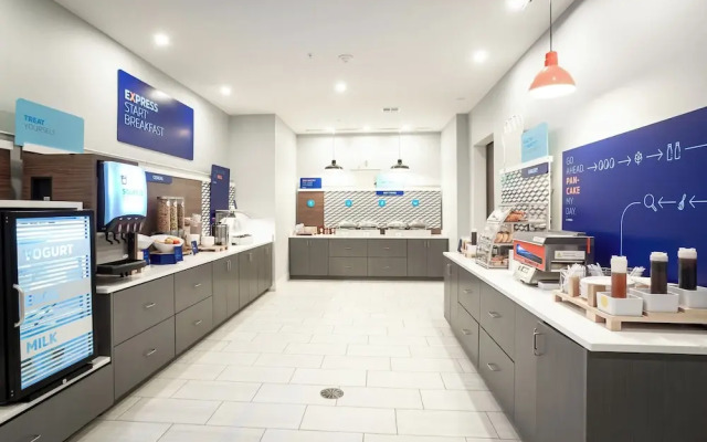 Holiday Inn Express & Suites Waco Downtown