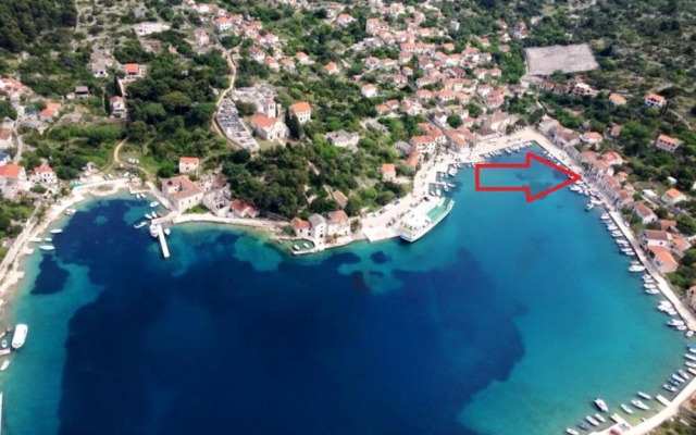 Niki - 5m From the sea - A2 -hela