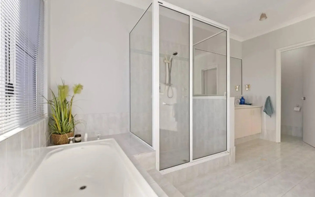 Canal Home -Close to Beach and City Centre