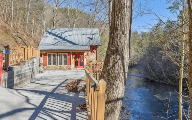 Very Secluded Breathtaking Riverfront Game Room