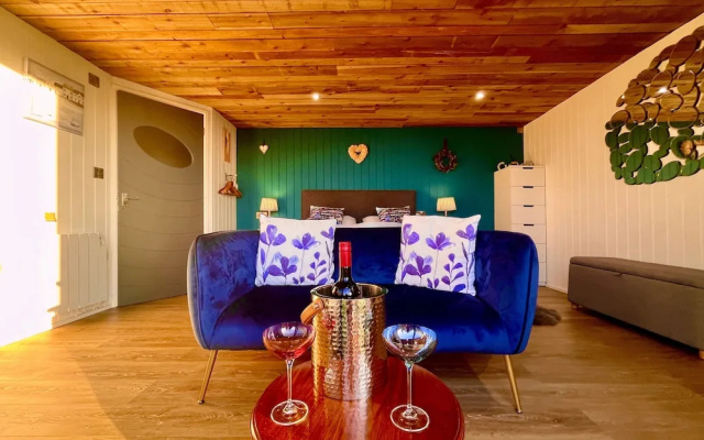 Luxury Pods - Sleeps 2 & Free Parking