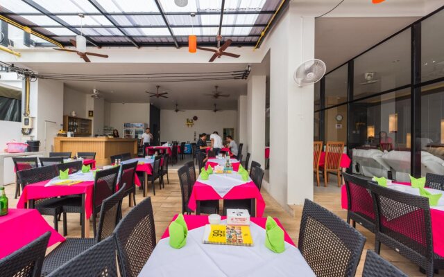 Rayaan 6 Guest House  Restaurant