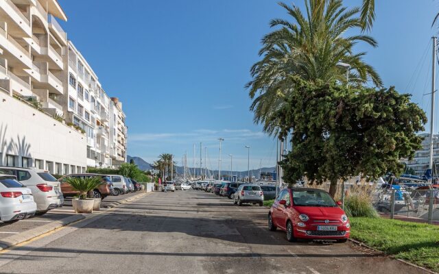 Modern Furnished Apartment Near Shops and Restaurants