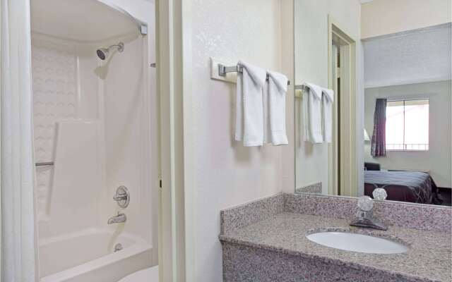 Super 8 by Wyndham Suwanee