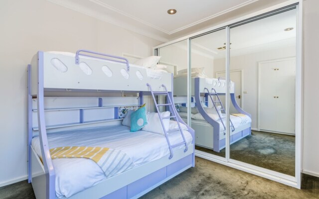 Spacious 4 Bedroom House The Hill