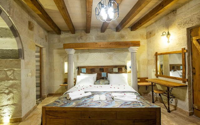 Explorer Cave Hotel