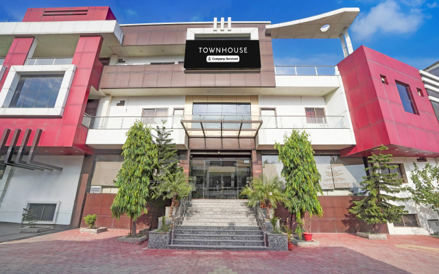 Super Townhouse Lalghati Near Airport