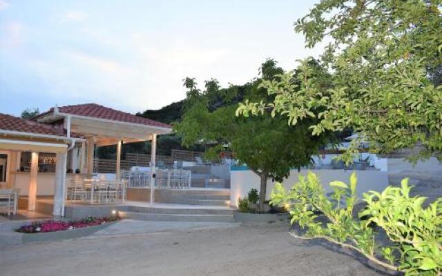 Irini Patira Apartments and Studios