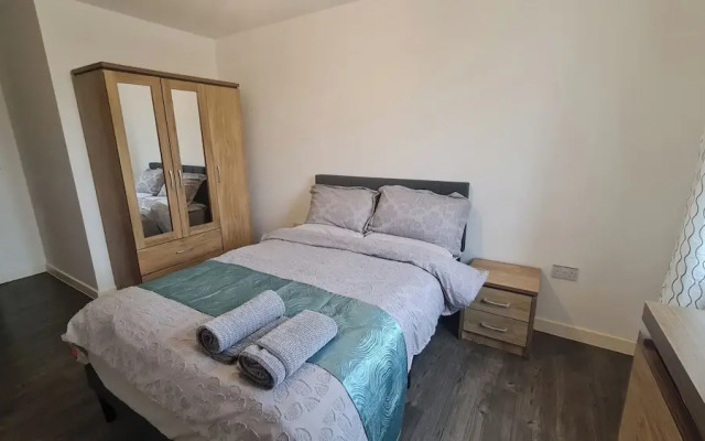 Barking 2 Bed Apt With Parking & Good Travel Links