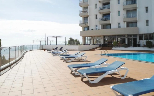 Sunny Apartment with pool by the sea