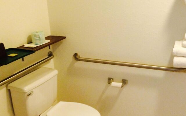 Motel 6 Saukville, WI