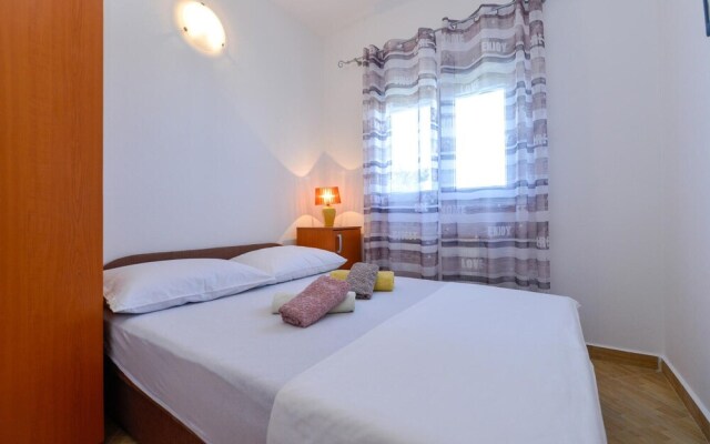 Nice Apartment in Starigrad Paklenica With Wifi and 2 Bedrooms