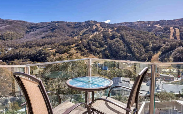 Lantern 1 Bedroom Balcony with Panoramic Mountain View